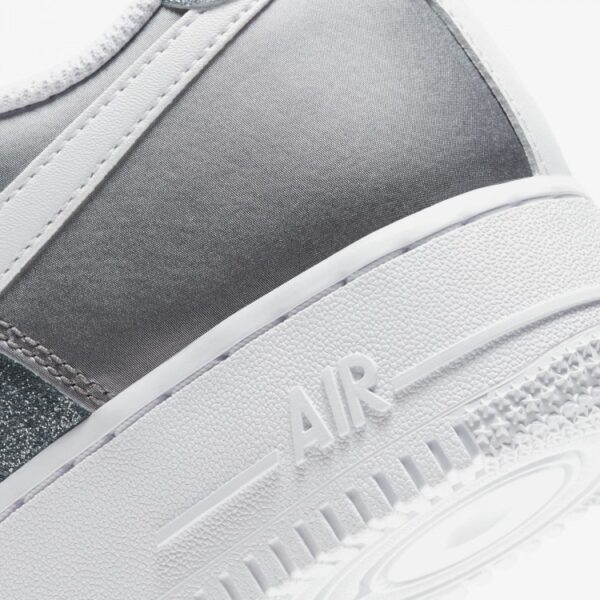 Кроссовки женские Nike Air Force 1 07 White/Metallic