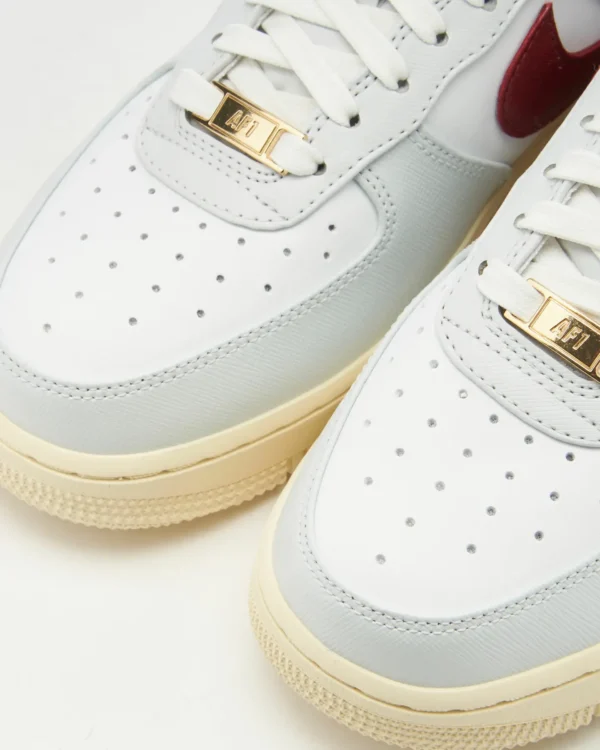 Кросівки жіночі Nike Air Force 1 ’07 SE Sisterhood/Team Red